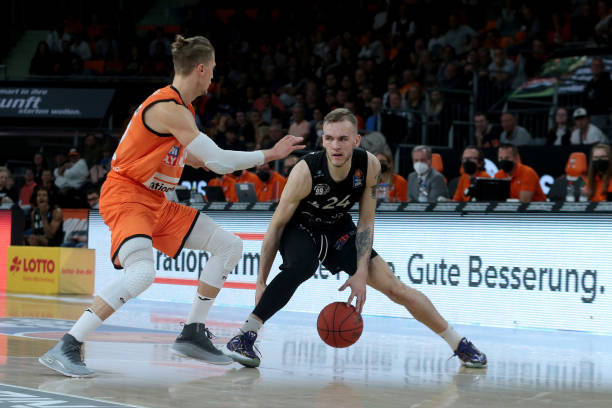 的限制下 的限制下