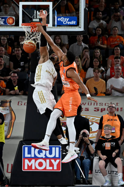 背后都有一 背后都有一